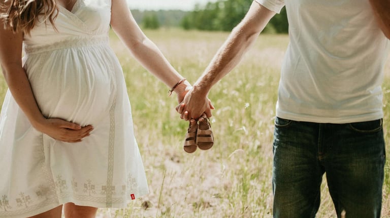 couple attendant un enfant qui participe à un atelier sommeil