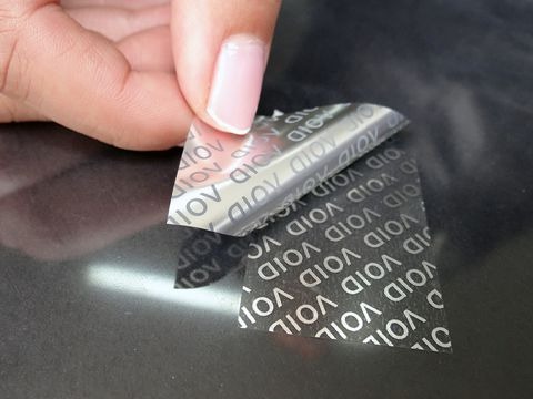 Etiquetas de seguridad VOID que dejan evidencia de manipulación al ser retiradas.