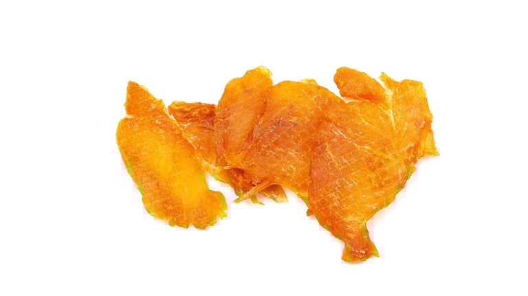 Tiras de pechuga de pollo deshidratadas.