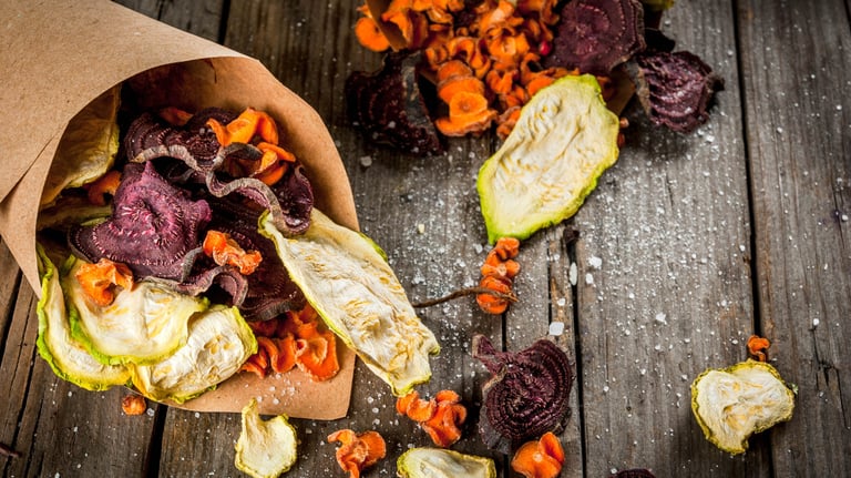 Vegetales deshidratados presentados en un cono de papel madera: zanahoria, remolacha, otros.