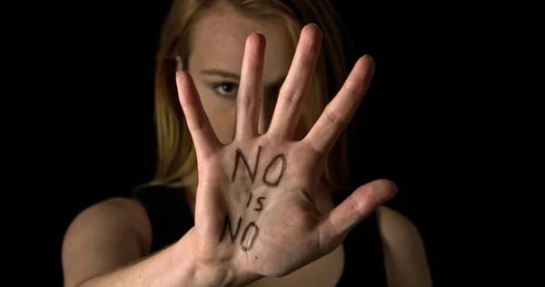 Chica con la mano al frente indicando no es no