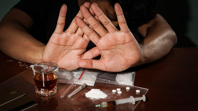 Persona negándose al consumo de drogas