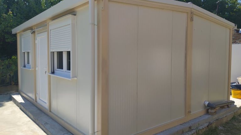 Beli kontejner za stanovanje sa kosim krovom na dve vode i olucima Pancevo