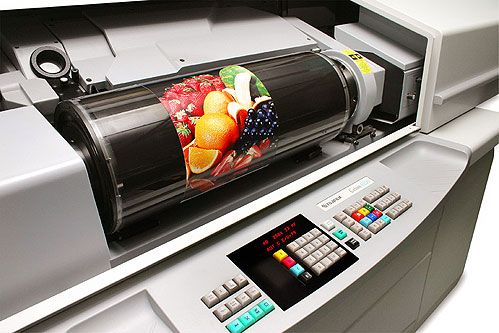 Digital drum scanning machine printing colorful image on paper