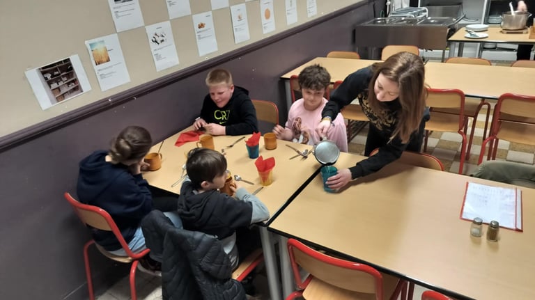 enfants prenant le repas chaud à l'école