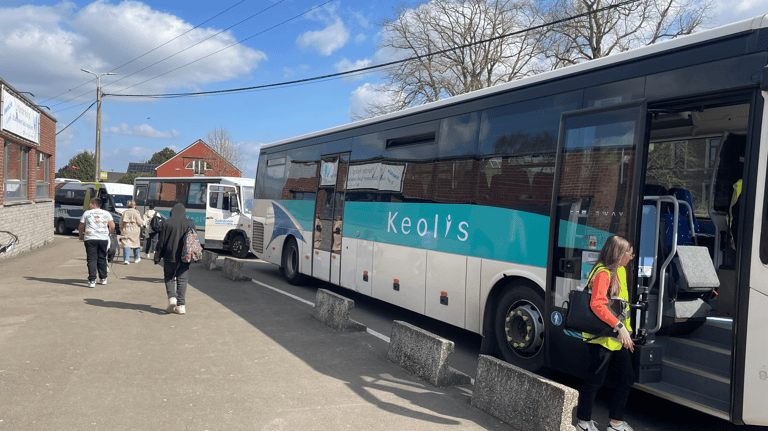 image des bus scolaires à la sortie de l'école