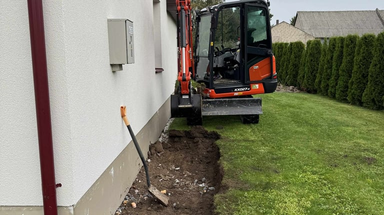 pamato atkasimas apsiltinimui, siltinimui, nukasamas juodzemis tiek kiek reikes pamato siltinimui