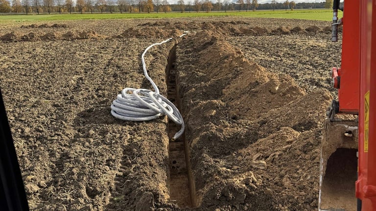 drenazo transeja, kasama transeja pakloti drenazini vamzdi, sugertu stovinti vandeni nuo lauku