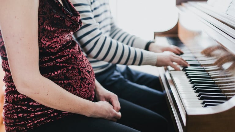 mains d'enfant jouant du piano