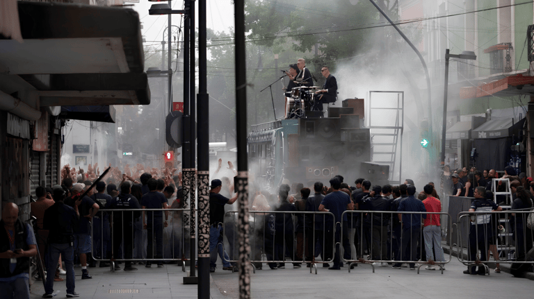 Personal de seguridad privada resguardando un evento masivo
