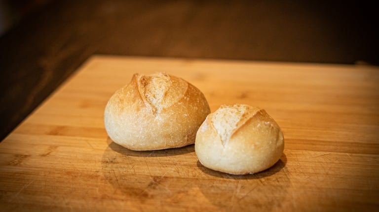 Petits pains artisanaux 30g et 50g issus de farine locale, spécialement conçus pour la restauration 