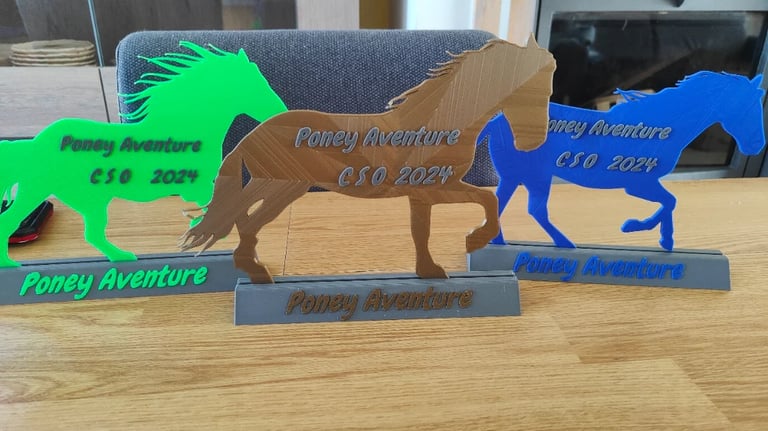 trophees en forme de cheval vert, marron et bleu