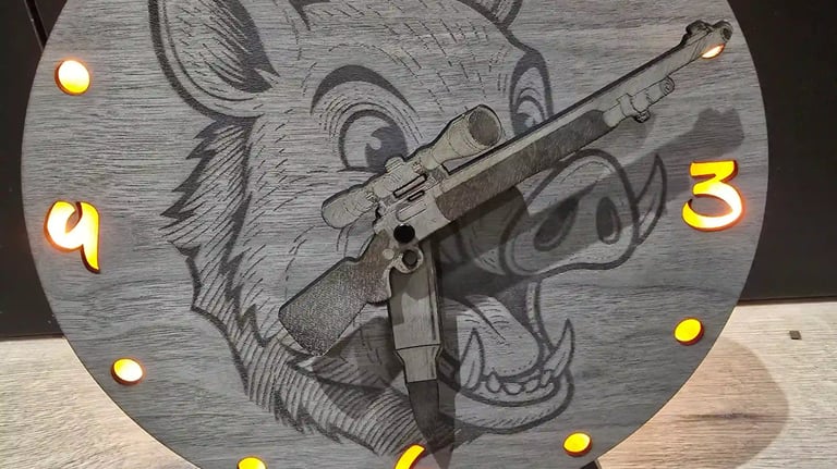 horloge lumineuse personnalisée en bois avec une gravure de chasse 