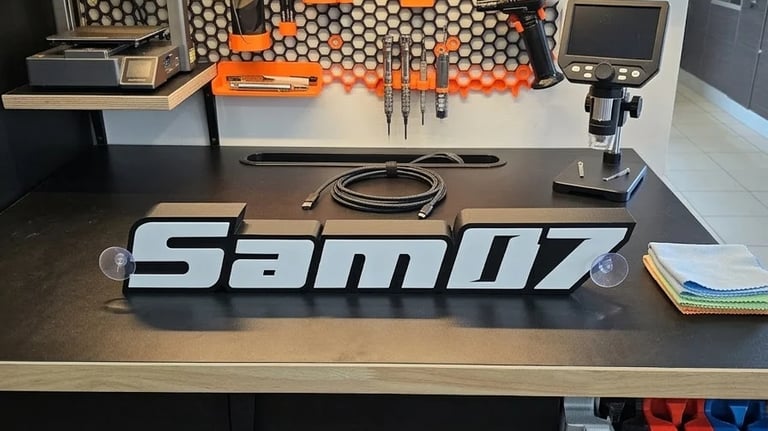 logo blanc et noir pour camion en impression 3d