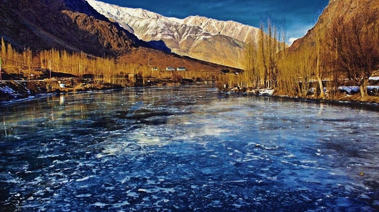 Dal Lake Srinagar Jammu and Kashmir scenic valley special LTC tour destination