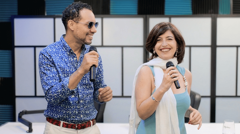 Momento de improvisación musical en una radio de República Dominicana