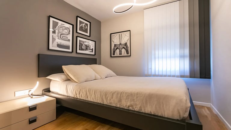 Conjunto de láminas para decorar un dormitorio juvenil. Láminas en blanco y negro con marco negro