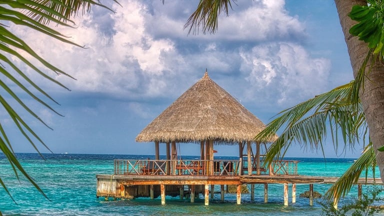 Détente luxe et farniente dans salon d'été sur pilotis. Lien vers le forfait voyage de noces