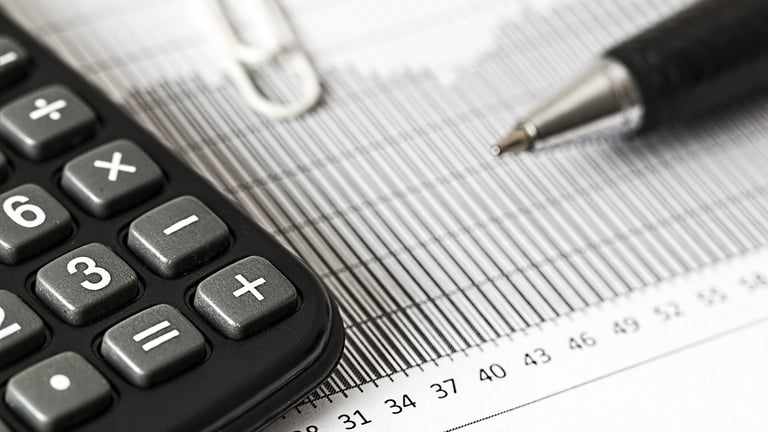 Taschenrechner, Millimeterpapier und Kugelschreiber