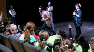 Trois comédiens sur scène face à un public d'ados forum incivilités