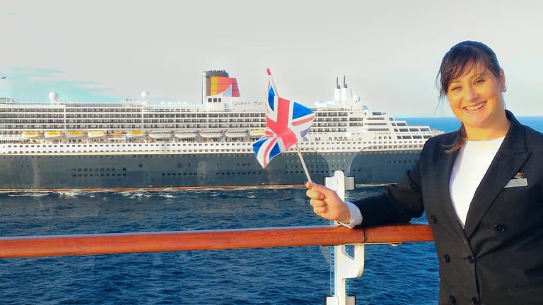 Autora a bordo, navegando lado a lado com o majestoso Queen Mary 2, um raro inesquecível encontro