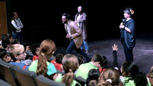 Trois comédiens sur scène face à un public d'ados forum incivilités