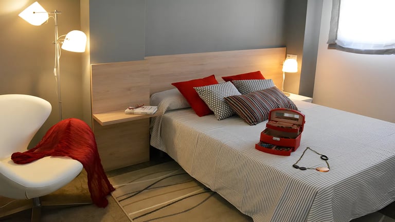 Ejemplo de iluminación con apliques en pared para dormitorio