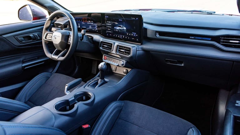Interior e painel digital do Mustang Dark Horse