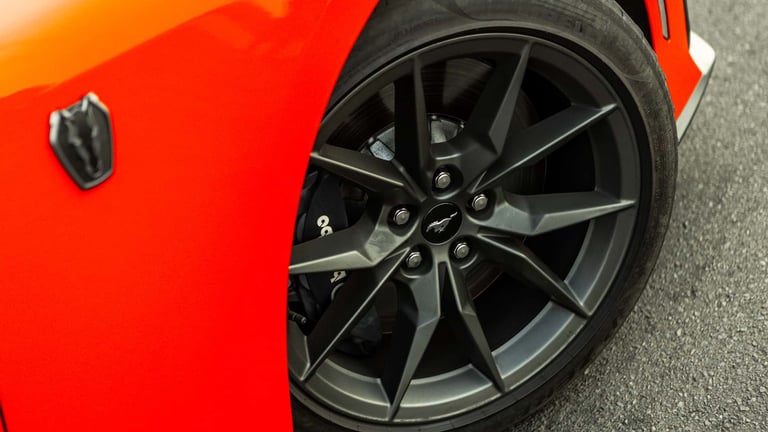 Rodas de 19 polegadas e pneus de alta performance do Mustang Dark Horse