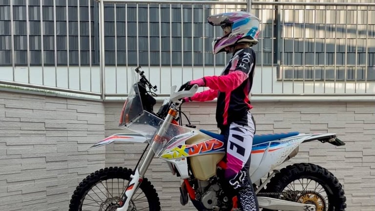  Yogalehrerin Anja auf dem Motorrad mit nach vorn gekipptem Becken als dynamische Übung, um die Mitte zu finden