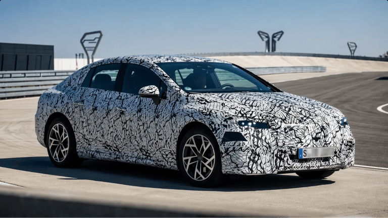 Mercedes Classe C elétrico camuflado em testes na pista revelando novo design