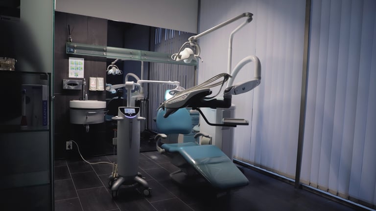 Dantų gydymas senjorams Kaune MAXDENTA klinikoje