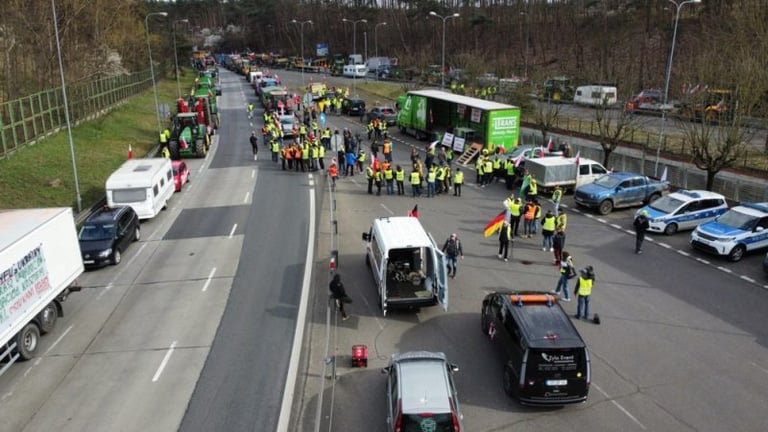 Les agriculteurs polonais lancent un nouveau blocus à la frontière allemande