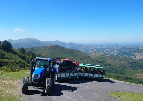 Tracteur qui monte au Baïgura, montagne basque après le village d'Helette