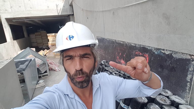 Juan Torralbo qui visite le chantier d'un de ses projets Carrefour Market