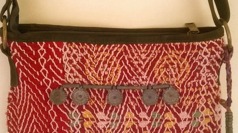 una Lambanis Man realizzata con tessuti tradizionali, ma con dimensioni ridotte e piu' maneggevole