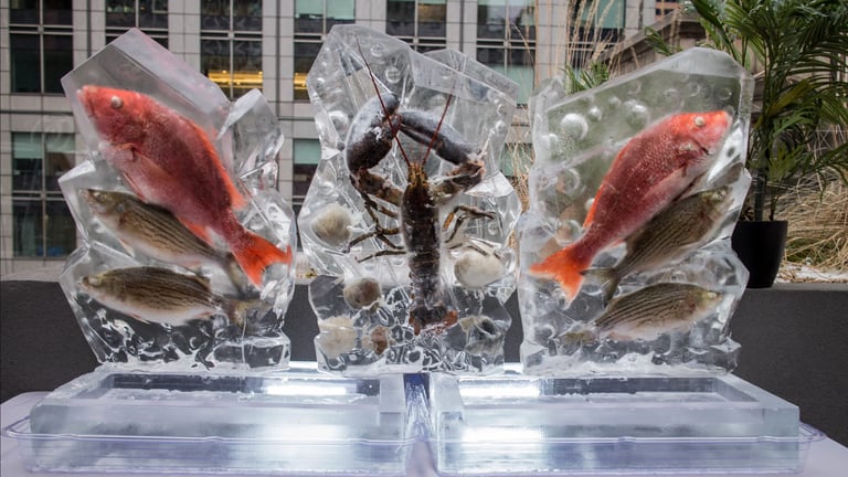 escultura de hielo para gastronomia con peces congelados incrustados en hielo cristalino premium