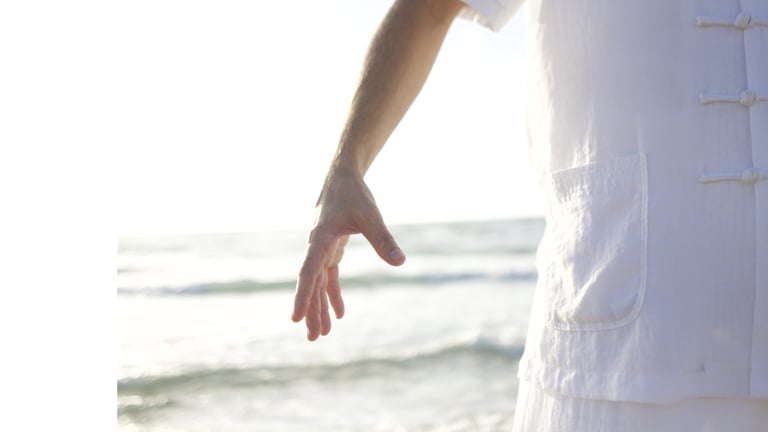 Personne qui pratique le tai qi, mouvement énergétique chinois