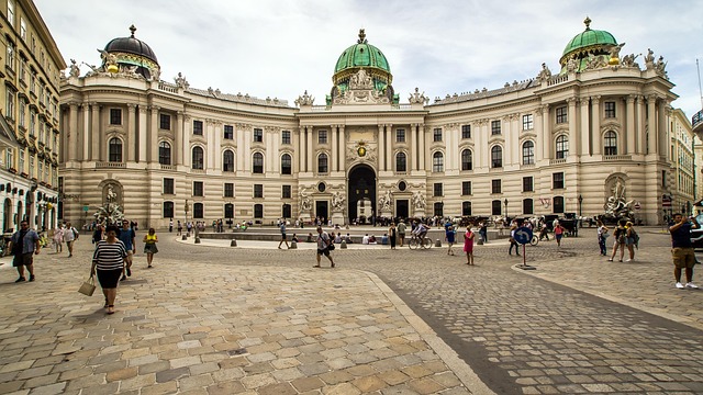 Vista panorámica de la Michaelerplatz y la cúpula de San Miguel del Palacio de Hofburg en Viena.