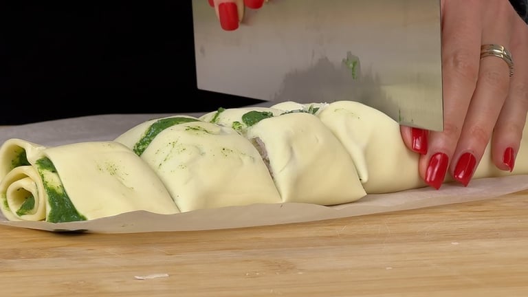 Cut the pinwheels into slices about 3–4 cm thick