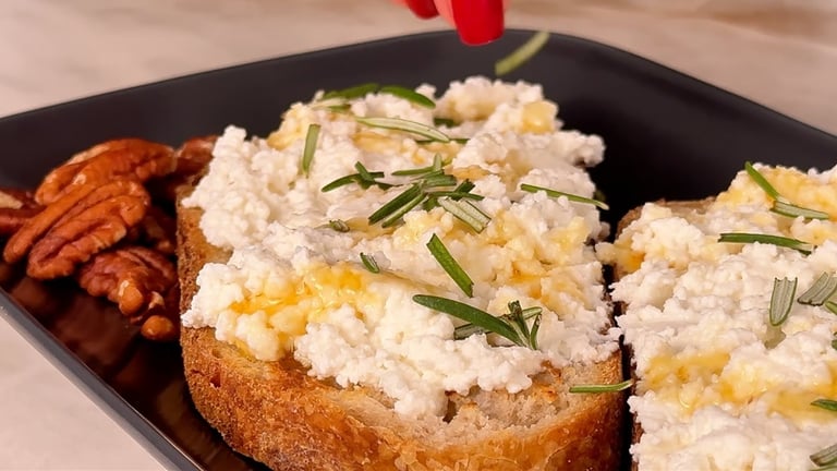 Finishing touches for your sweet bruschetta