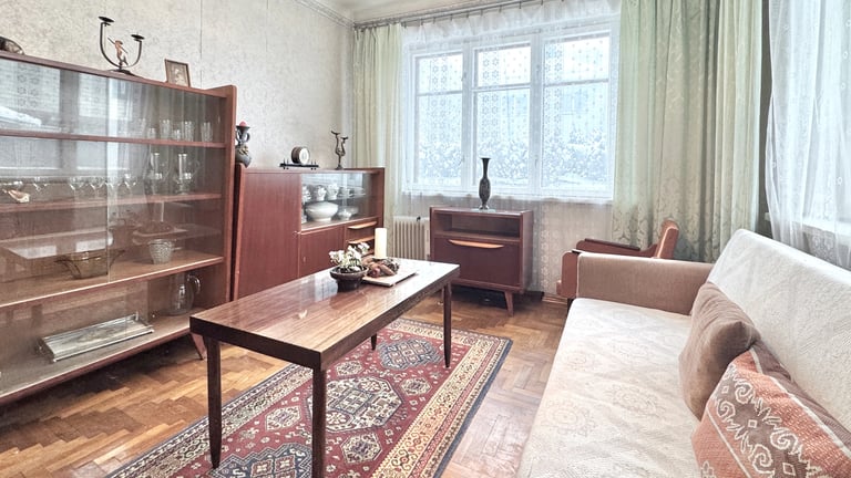 Antras kambarys su baldais