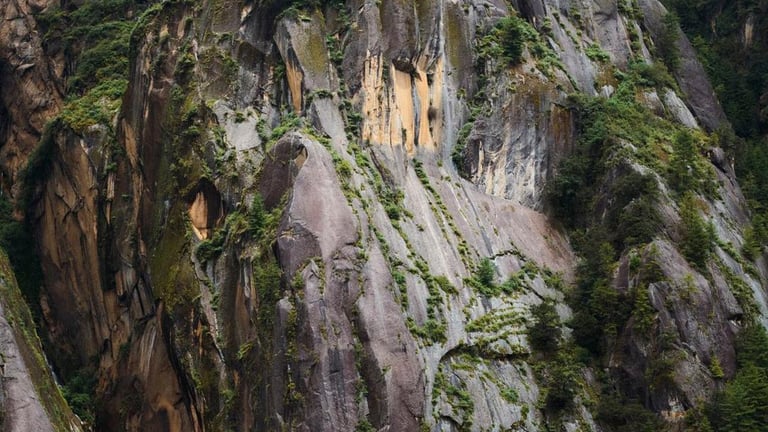 The-iconic-Tiger's-nest-monastery-in-Paro-valley