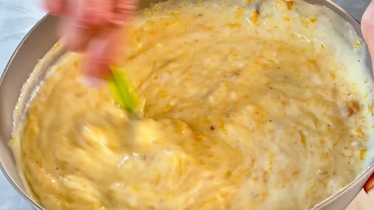 Aggiunge metà zucca alla besciamella