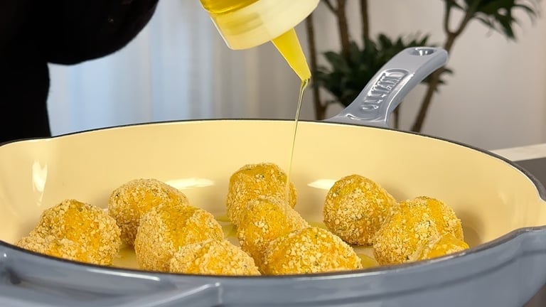 Aggiungere un filo di olio su ciascuna polpettina