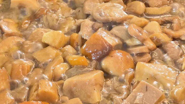 Cuoce i funghi fino a quando saranno teneri e l’acqua di vegetazione sarà completamente evaporata