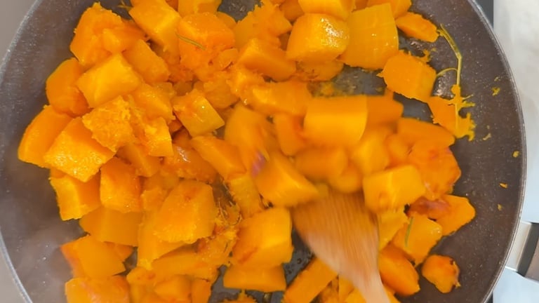 Cuoce la zucca a fuoco basso per circa 15–20 minuti, finché non sarà morbida e tenera