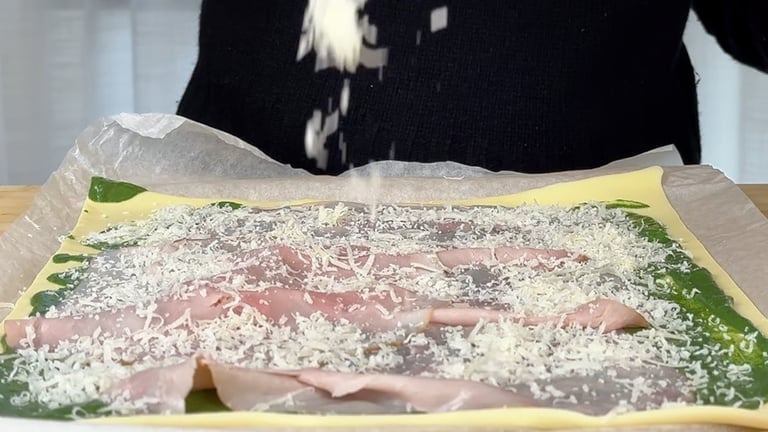 Farcisci la pasta sfoglia, crema di ricotta e spinaci, prosciutto e Parmigiano