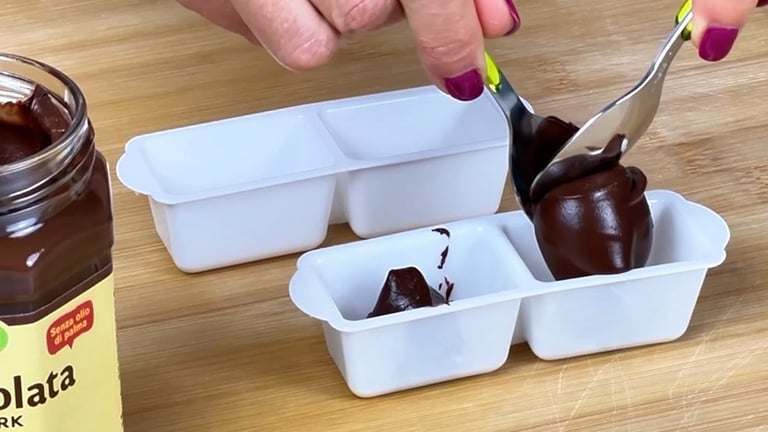 Forma e congela delle paline di crema al cioccolato