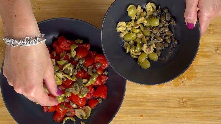 Mescola insieme gli ingredienti per il condimento